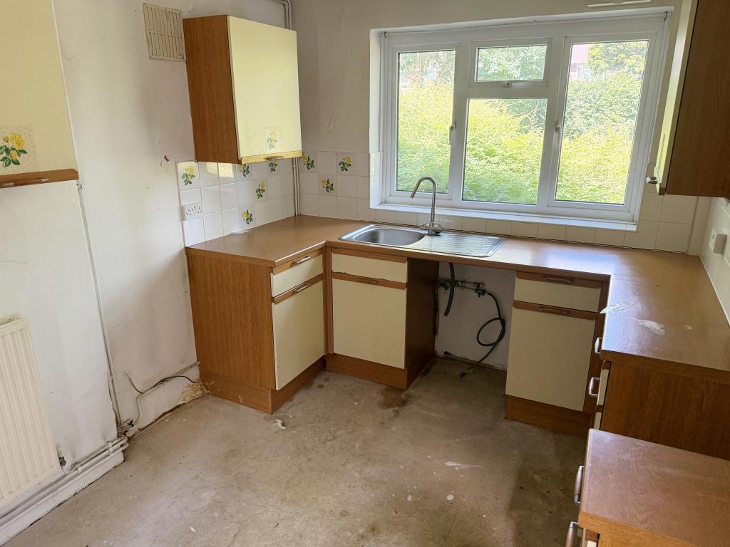 Lot: 174 - SEMI-DETACHED HOUSE IN NEED OF UPDATING - Kitchen
